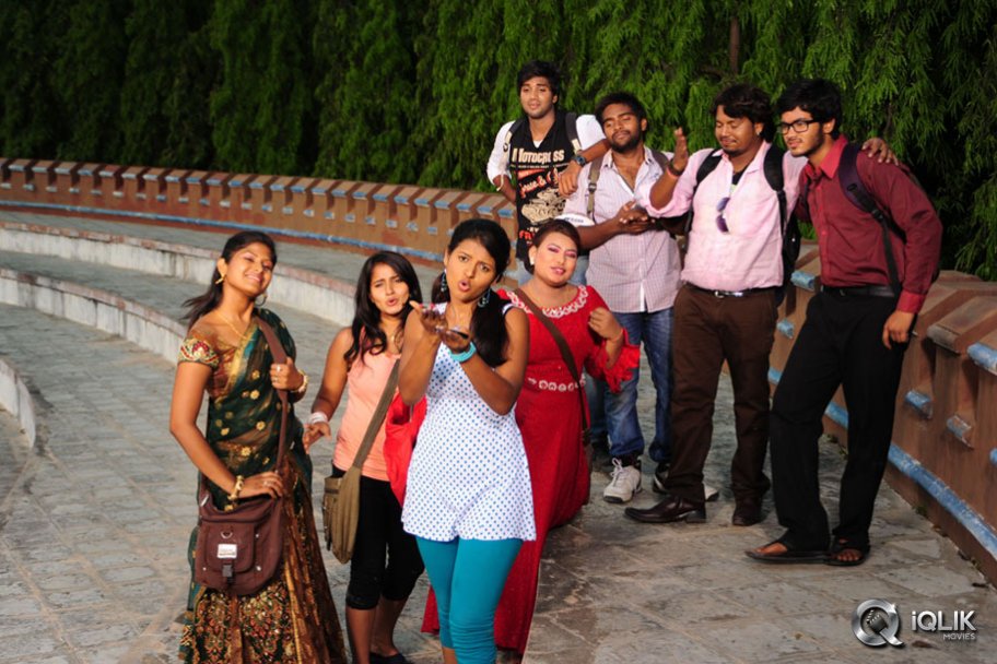 Amma Nanna Oorelithe